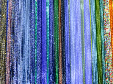 Dikiş ve boncuklama seti. El yapımı boncuklu mücevherler ve zanaatlar için farklı renkte boncuklar. Motor beceriler, yaratıcılık ve hobi. Geçerli arkaplan