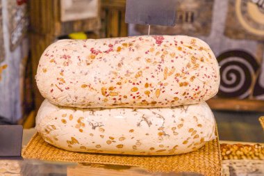 Piyasada çeşitli geleneksel nougat çikolatalarından oluşan bir dizi cazip bir şekilde sergileniyor. Büyük, lezzetli el yapımı bir fındık satışta.