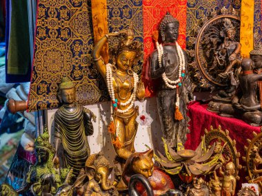 Renkli el yapımı ahşap Buda heykelcikleri ve geleneksel Asya el işi.