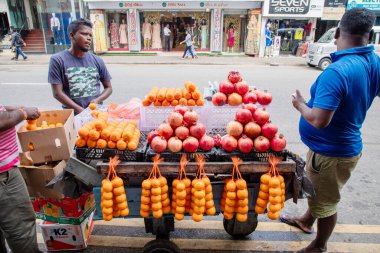 Colombo, Sri-Lanka. 03 numara. 02 numara. 2023. Colombo 'daki Pettah Merkez Pazarı' nın kalabalık caddesi. İnsanlar küçük tepsilerde ya da doğrudan yerden bir şeyler ve yiyecek satıyor. Geleneksel