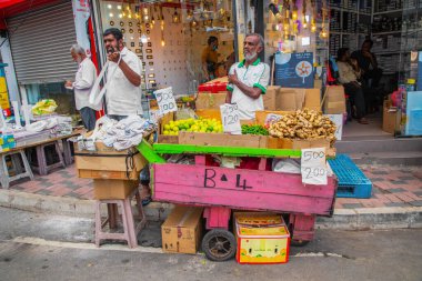 Colombo, Sri-Lanka. 03 numara. 02 numara. 2023. Colombo 'daki Pettah Merkez Pazarı' nın kalabalık caddesi. İnsanlar küçük tepsilerde ya da doğrudan yerden bir şeyler ve yiyecek satıyor. Geleneksel