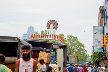 Colombo, Sri-Lanka. 03 numara. 02 numara. 2023. Colombo 'daki Pettah Merkez Pazarı' nın kalabalık caddesi. İnsanlar küçük tepsilerde ya da doğrudan yerden bir şeyler ve yiyecek satıyor. Geleneksel