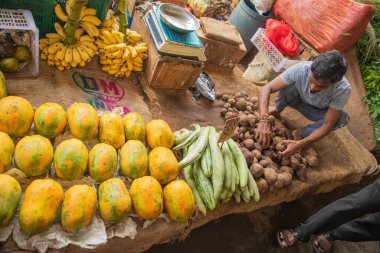 Colombo, Sri-Lanka. 03 numara. 02 numara. 2023. Colombo 'da kalabalık bir merkez gıda pazarı var. İnsanlar küçük tepsilerde ya da doğrudan yerden bir şeyler ve yiyecek satıyor. Geleneksel Sri Lanka ticareti