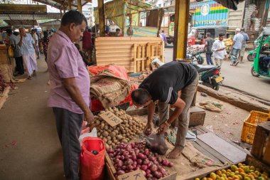 Colombo, Sri-Lanka. 03 numara. 02 numara. 2023. Colombo 'da kalabalık bir merkez gıda pazarı var. İnsanlar küçük tepsilerde ya da doğrudan yerden bir şeyler ve yiyecek satıyor. Geleneksel Sri Lanka ticareti