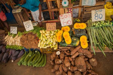 Colombo, Sri-Lanka. 03 numara. 02 numara. 2023. Colombo 'da kalabalık bir merkez gıda pazarı var. İnsanlar küçük tepsilerde ya da doğrudan yerden bir şeyler ve yiyecek satıyor. Geleneksel Sri Lanka ticareti
