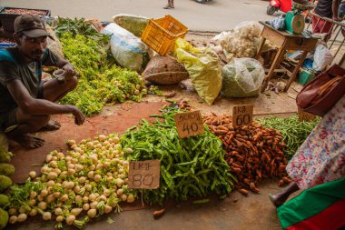 Colombo, Sri-Lanka. 03 numara. 02 numara. 2023. Colombo 'da kalabalık bir merkez gıda pazarı var. İnsanlar küçük tepsilerde ya da doğrudan yerden bir şeyler ve yiyecek satıyor. Geleneksel Sri Lanka ticareti