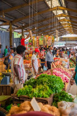 Colombo, Sri-Lanka. 03 numara. 02 numara. 2023. Colombo 'da kalabalık bir merkez gıda pazarı var. İnsanlar küçük tepsilerde ya da doğrudan yerden bir şeyler ve yiyecek satıyor. Geleneksel Sri Lanka ticareti