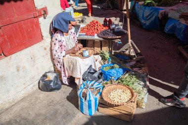 Antananarivo, Madagaskar. 06.01.2023. Geleneksel olarak başkent Madagaskar, Antananarivo 'da Zoma' nın en büyük pazarı. İnsanlar meyve, sebze ve kurutulmuş balık satıyor. Küçük çocuklu kadınlar