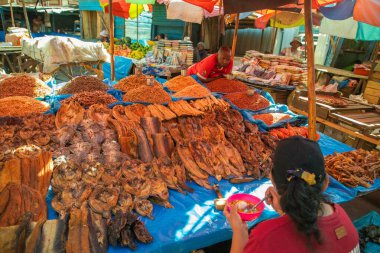 Antananarivo, Madagaskar. 06.01.2023. Geleneksel olarak başkent Madagaskar, Antananarivo 'da Zoma' nın en büyük pazarı. İnsanlar meyve, sebze ve kurutulmuş balık satıyor. Küçük çocuklu kadınlar