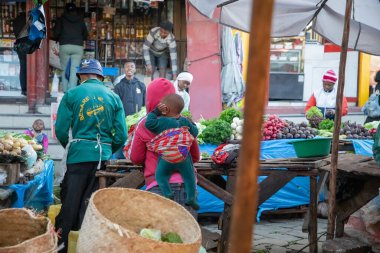 Antananarivo, Madagaskar. 06.01.2023. Geleneksel olarak başkent Madagaskar, Antananarivo 'da Zoma' nın en büyük pazarı. İnsanlar meyve, sebze ve kurutulmuş balık satıyor. Küçük çocuklu kadınlar