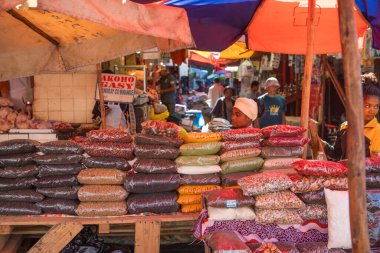 Antananarivo, Madagaskar. 06.01.2023. Geleneksel olarak başkent Madagaskar, Antananarivo 'da Zoma' nın en büyük pazarı. İnsanlar meyve, sebze ve kurutulmuş balık satıyor. Küçük çocuklu kadınlar