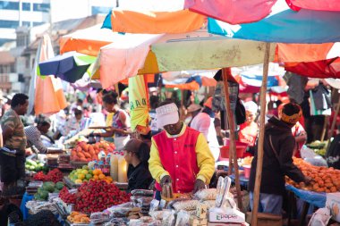 Antananarivo, Madagaskar. 06.01.2023. Geleneksel olarak başkent Madagaskar, Antananarivo 'da Zoma' nın en büyük pazarı. İnsanlar meyve, sebze ve kurutulmuş balık satıyor. Küçük çocuklu kadınlar