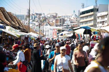 Antananarivo, Madagaskar. 06.01.2023. Geleneksel olarak başkent Madagaskar, Antananarivo 'da Zoma' nın en büyük pazarı. İnsanlar meyve, sebze ve kurutulmuş balık satıyor. Küçük çocuklu kadınlar