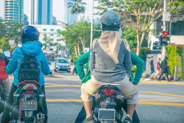 Kuala Lumpur, Malezya. 07.08.2024 şehir ufuk çizgisi günbatımında, Malezya. Büyük modern gökdelenleri olan Asya şehri