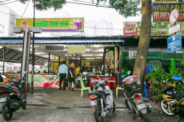Kuala Lumpur, Malezya. 07.08.2024 şehir ufuk çizgisi günbatımında, Malezya. Büyük modern gökdelenleri olan Asya şehri