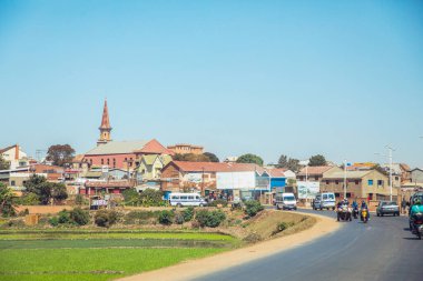 Antananarivo, Madagaskar 07 Ekim 2023 Tana, başkent Madagaskar, Fransızca adı Tananarive, Tana. Şehrin günlük hayatı. İnsanlar ağır eşyalar taşır ve sokaklarda yiyecek satar..