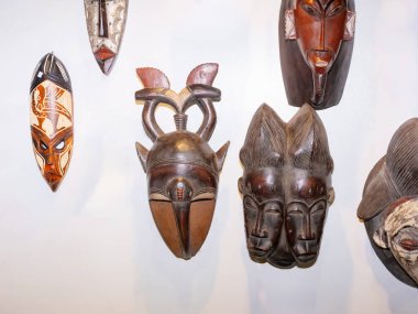 Beyaz arkaplanda kırpma yolu ile izole geleneksel desenli çeşitli eski Afrika ahşap maskesi.