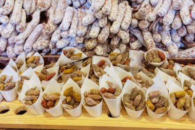 Küçük kağıt koniler veya İspanyol serrano iberico jambon oymalı guguk kuşu pintxos tapas.