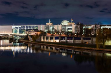 Berlin, Almanya. 01 Ocak 2021 yılbaşı gecesi Berlin 'de aydınlanma. İnsansız sokaklar, dünya çapında bir salgın.