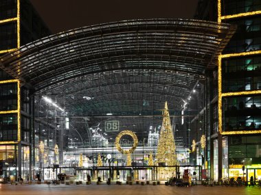 Berlin, Almanya. 01 Ocak 2021 yılbaşı gecesi Berlin 'de aydınlanma. İnsansız sokaklar, dünya çapında bir salgın.