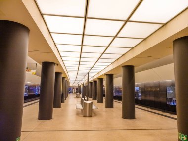 Berlin, Almanya 24.04.2021.Berlin metro istasyonları ve sarı yolcu vagonları. Berlin ulaşımı başkentin merkezinde.