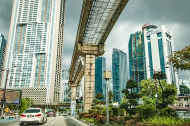 Kuala Lumpur, Malezya 25.08.2024 Malezya Kuala Lumpur caddesi, şehir manzaralı. Kalabalık bir turistik şehirde modern gökdelenler. Sokaklar insanlarla ve arabalarla dolu.