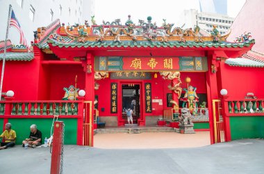 Kuala Lumpur, Malezya 07.08.2024. Thambipillay Sokağı Brickfields 'daki Çin Tapınağı, Kuala Lumpur, Malezya. Pagoda şekilli çatısı olan parlak kırmızı bir bina.