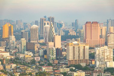 Kuala Lumpur, Malezya. 07.08.2024 şehir ufuk çizgisi günbatımında, Malezya. Büyük modern gökdelenleri olan Asya şehri