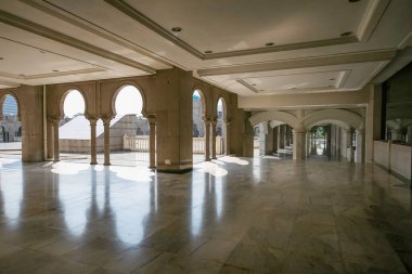 Kuala Lumpur, Malezya. 07.08.2024 ünlü Mescid Wilayah Persekutuan Federal Bölgesi Camii, Müslümanların ibadet ettiği yer.