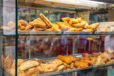 Sri Lanka 'nın başkentinde çeşitli sokak yemekleri satılıyor. Baharatlı meyveler, kızarmış turtalar, salatalar. Colombo 'da Pettah Market' in kalabalık caddeleri