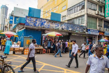 Colombo, Sri-Lanka. 03 numara. 02 numara. 2023. Colombo 'daki Pettah Merkez Pazarı' nın kalabalık caddesi. İnsanlar küçük tepsilerde ya da doğrudan yerden bir şeyler ve yiyecek satıyor. Geleneksel