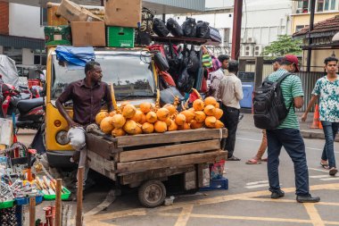 Colombo, Sri-Lanka. 03 numara. 02 numara. 2023. Colombo 'daki Pettah Merkez Pazarı' nın kalabalık caddesi. İnsanlar küçük tepsilerde ya da doğrudan yerden bir şeyler ve yiyecek satıyor. Geleneksel