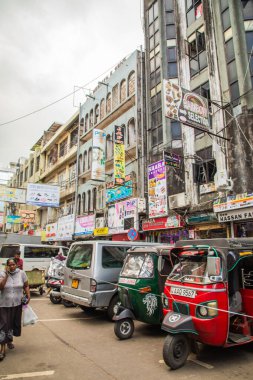 Colombo, Sri-Lanka. 03 numara. 02 numara. 2023. Colombo 'daki Pettah Merkez Pazarı' nın kalabalık caddesi. İnsanlar küçük tepsilerde ya da doğrudan yerden bir şeyler ve yiyecek satıyor. Geleneksel