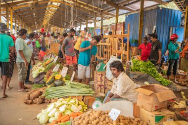 Colombo, Sri-Lanka. 03 numara. 02 numara. 2023. Colombo 'da kalabalık bir merkez gıda pazarı var. İnsanlar küçük tepsilerde ya da doğrudan yerden bir şeyler ve yiyecek satıyor. Geleneksel Sri Lanka ticareti
