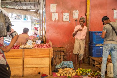 Colombo, Sri-Lanka. 03 numara. 02 numara. 2023. Colombo 'da kalabalık bir merkez gıda pazarı var. İnsanlar küçük tepsilerde ya da doğrudan yerden bir şeyler ve yiyecek satıyor. Geleneksel Sri Lanka ticareti