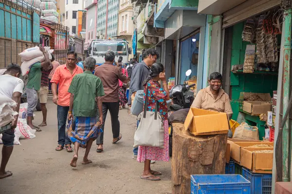 Colombo, Sri-Lanka. 03 numara. 02 numara. 2023. Colombo 'daki Pettah Merkez Pazarı' nın kalabalık caddesi. İnsanlar küçük tepsilerde ya da doğrudan yerden bir şeyler ve yiyecek satıyor. Geleneksel