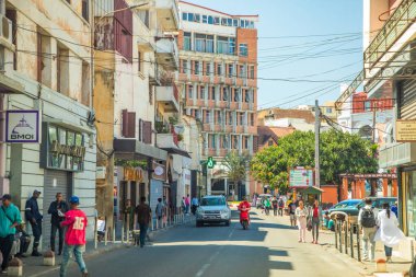 Antananarivo, Madagaskar. 06.10. Madagaskar 'ın 2023 başkenti. Güneşli bir günde sokakta bir sürü insan olur. İnsanlar yemek satar, ev eşyaları satar ya da işlerine bakarlar. Antananarivo 'nun mimarisi