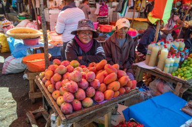 Antananarivo, Madagaskar. 06.10. Madagaskar 'ın 2023 başkenti. Güneşli bir günde sokakta bir sürü insan olur. İnsanlar yemek satar, ev eşyaları satar ya da işlerine bakarlar. Antananarivo 'nun mimarisi