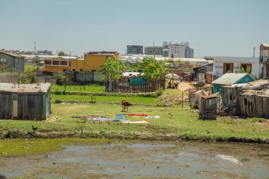 Antananarivo, Madagaskar. 06.10. 2023 başkent Madagaskar. Güneşli bir günde sokakta bir sürü insan olur. İnsanlar yemek satar, ev eşyaları kendi işlerine bakar. Antananarivo 'nun mimarisi. Günlük hayat.