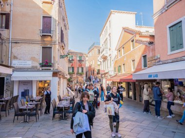 Venedik, İtalya. 28.10.2022 Venedik 'in en popüler turizm merkezi değil. Şehrin varoşlarında. Kanallar, evler ve köprüler