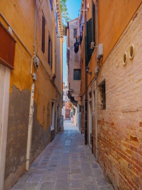 Venedik, İtalya. 28.10.2022 Venedik 'in en popüler turizm merkezi değil. Şehrin varoşlarında. Kanallar, evler ve köprüler