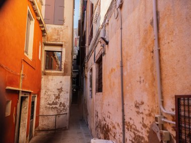 Venedik, İtalya. 28.10.2022 Venedik 'in en popüler turizm merkezi değil. Şehrin varoşlarında. Kanallar, evler ve köprüler