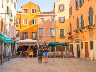 Venedik, İtalya. 28.10.2022 Venedik 'in en popüler turizm merkezi değil. Şehrin varoşlarında. Kanallar, evler ve köprüler