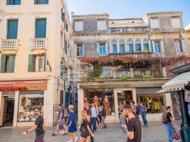 Venedik, İtalya. 28.10.2022 Venedik 'in en popüler turizm merkezi değil. Şehrin varoşlarında. Kanallar, evler ve köprüler