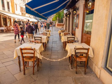 Venedik, İtalya. 28.10.2022 Venedik 'in en popüler turizm merkezi değil. Şehrin varoşlarında. Kanallar, evler ve köprüler