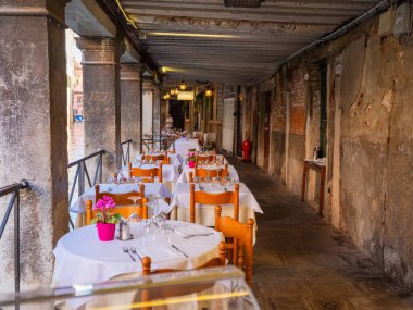 Venedik, İtalya. 28.10.2022 Venedik 'in en popüler turizm merkezi değil. Şehrin varoşlarında. Kanallar, evler ve köprüler