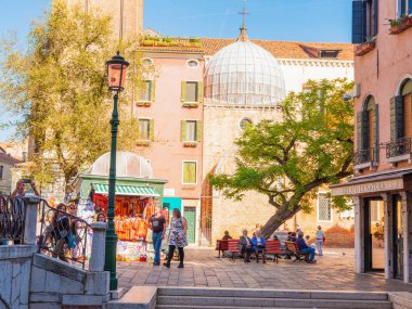 Venedik, İtalya. 28.10.2022 Venedik 'in en popüler turizm merkezi değil. Şehrin varoşlarında. Kanallar, evler ve köprüler