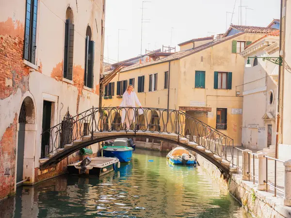 Venedik, İtalya. 28.10.2022 Venedik 'in en popüler turizm merkezi değil. Şehrin varoşlarında. Kanallar, evler ve köprüler