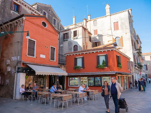 Venedik, İtalya. 28.10.2022 Venedik 'in en popüler turizm merkezi değil. Şehrin varoşlarında. Kanallar, evler ve köprüler