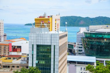 Kota Kinabalu, Sabah, Malezya 11.08.2024 Kota Kinabalu şehrinin manzarası. Modern binalar, camiler, set, çok katlı binalar